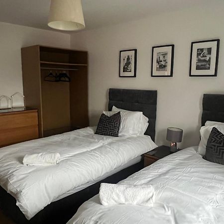 Home Away From Home: Cozy Two Bedroom Apartment Banbury Ngoại thất bức ảnh