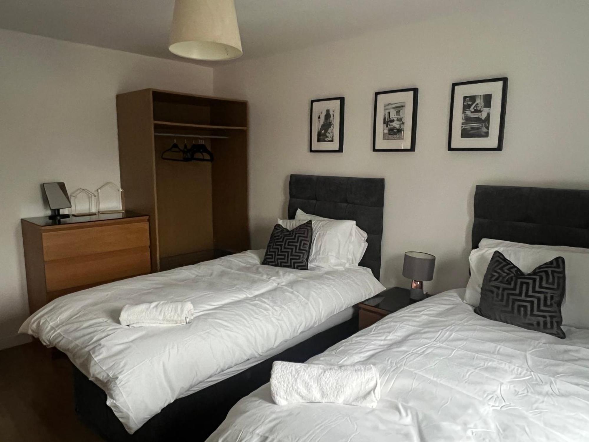 Home Away From Home: Cozy Two Bedroom Apartment Banbury Ngoại thất bức ảnh